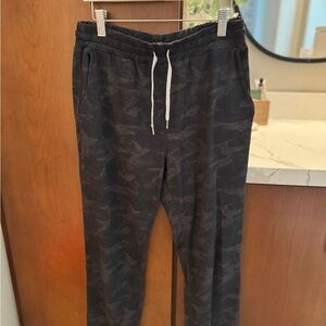 Vuori women’s jogger - black camo